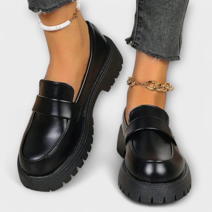 Mocasín de mujer con diseño ortopédico y detalles de satén